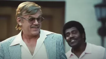 Gafas de sol usadas por Jerry Buss (John C. Reilly) como se ve en winning time: The Rise of the Lakers Dynasty trajes de la serie de televisión (Temporada 1)