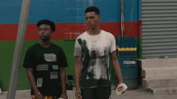 T-shirt imprimé porté par Will (Jabari Banks) comme on le voit dans Bel-Air TV show tenues (Saison 1 Épisode 1)