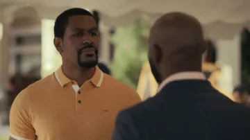 Michael Kors Polo Shirt jaune porté par Derrick (Ahmad Dugas) comme on le voit dans Bel-Air séries TV tenues (Saison 1 Épisode 3)