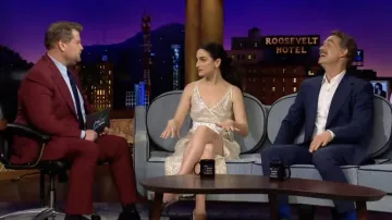 Robe portée par Jenny Slate comme on le voit dans The Late Late Show with James Corden le 14 février 2022