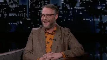 Orange Chemise Imprimée portée par Seth Rogen comme on le voit dans Jimmy Kimmel Live! le 14 février 2022