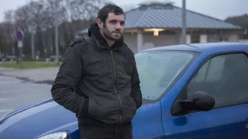 The dark gray jacket worn by Eddy Carniero (Félix Moati) in the film The real family