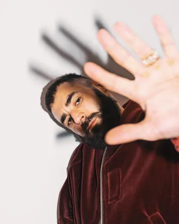 Chaqueta de cremallera de terciopelo burdeos que lleva Karim Benzema en su cuenta de Instagram @karimbenzema