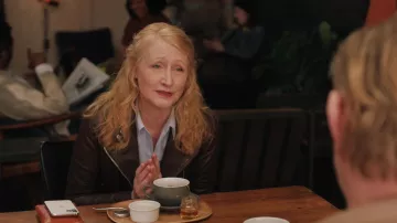 Veste zippée portée par Ellen (Patricia Clarkson) comme on le voit dans l'état de l'Union des tenues de l'émission de TÉLÉVISION (Saison 2 Épisode 7)