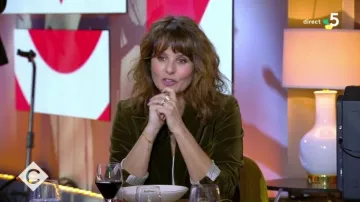 La veste en velours kaki de Faustine Bollaert dans l'émission C à Vous