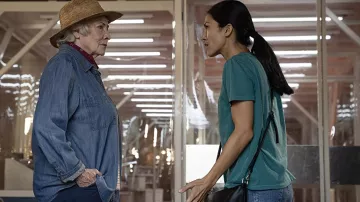 Sac à main en Cuir noir porté par Thony (Elodie Yung) comme on le voit dans La Femme de Ménage de la série TV tenues (S01E06)