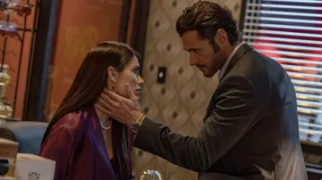Montre en or portée par Arman Morales (Adan Canto) comme on le voit dans La Femme de Ménage tenues (Saison 1 Épisode 7)
