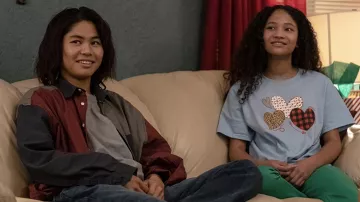 Coeurs bleu tee porté par Jaz (Faith Bryant) comme on le voit dans La Femme de Ménage de la série TV (Saison 1 Épisode 7)