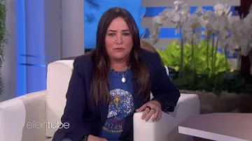 Imprimé Bleu Tee porté par Pamela Adlon comme on le voit dans Le Ellen DeGeneres Show le 15 février 2022