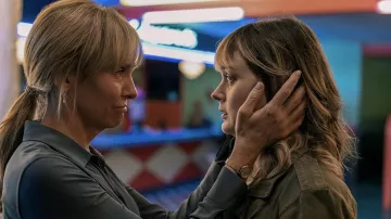 Montre ronde en or portée par Laura Oliver (Toni Collette) comme on le voit dans des Pièces De Ses tenues de la série TV (Saison 1)