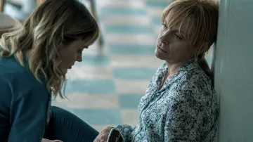 Imprimé Floral Shirt porté par Laura Oliver (Toni Collette) comme on le voit dans des Morceaux De Sa Garde-Robe (Saison 1)
