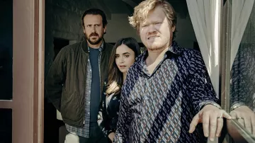 Camisa estampada usada por Jesse Plemons como se ve en los atuendos de la película Windfall