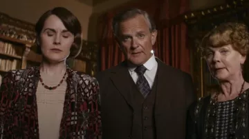 Chaqueta blazer estampada usada por Lady Mary (Michelle Dockery) como se ve en el vestuario de la película Downton Abbey: A New Era