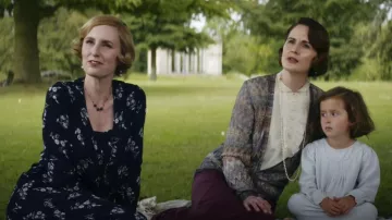 Vestido con estampado floral usado por Lady Edith (Laura Carmichael) como se ve en el vestuario de Downton Abbey: A New Era