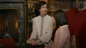 Camisa de blusa larga usada por Cora Crawley (Elizabeth McGovern) como se ve en los atuendos de películas de Downton Abbey: A New Era