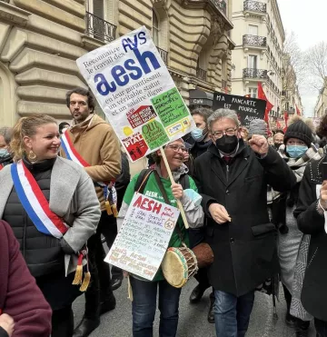 El abrigo negro que lució Jean-Luc Mélenchon en su cuenta de Instagram @jlmelenchon