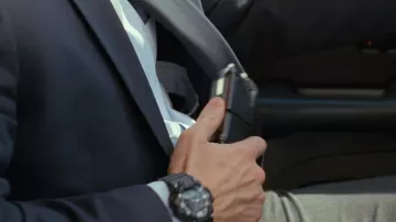 Montre noire portée par Stephen Tynan (Boyd Holbrook) dans le film Beckett