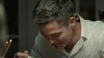 Camisa blanca a cuadros usada por James Harper (Chris Pine) como se ve en los atuendos de las películas de The Contractor