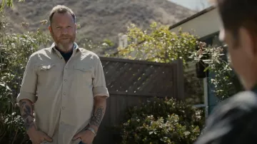 Chemise beige portée par Kiefer Sutherland comme on le voit dans L&#39;Entrepreneur garde-robe