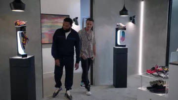 Zapatillas Nike usadas por Griffin (Reid Scott) como se ve en el armario negro (Temporada 8 Episodio 7)