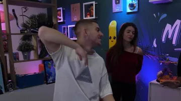 Le t-shirt de Michou dans la vidéo YouTube QUI ME CONNAÎT LE MIEUX ENTRE ELSA ET INOXTAG !? (Inox veut m'aider à pécho mdrrrrr)