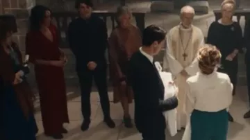 La robe longue rouge à manches bouffantes portée par Phoebe Taylor (Adelle Leonce) dans Le livre perdu des sortilèges (Saison 3 Épisode 5)