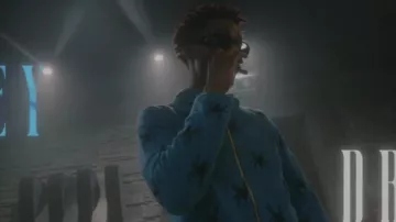 La sweat-shirt à capuche bleu avec zip porté par ThaHomey dans son clip DROP OUT