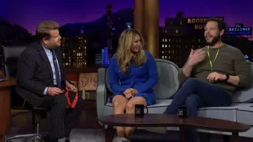 Robe bleue portée par Chloe Kim comme on le voit dans The Late Late Show with James Corden