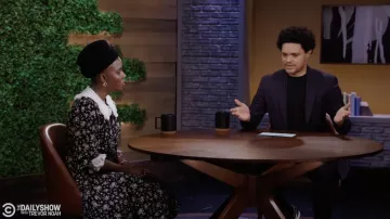 Robe à fleurs portée par Janicza Bravo comme on le voit dans Le Spectacle Quotidien avec Trevor Noah