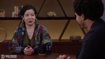 Multicolore Imprimé Cardigan porté par Jessica Kingdon comme on le voit dans Le Spectacle Quotidien avec Trevor Noah