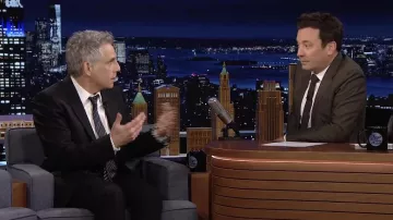 Corbata a rayas grises negras usada por Ben Stiller como se ve en The Tonight Show Starring Jimmy Fallon el 21 de febrero de 2022