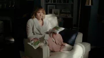 The white armchair used by Anna (Kristen Bell) in The woman who lived opposite the girl at the window (S01E01)