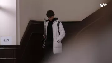 doudoune blanche portée par Alejandro (Fernando Lindez) dans SKAM Espagne série télévisée armoire