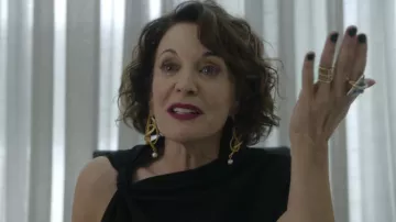 La bague en or marbré bleu portée par Sasha Thomas (Kathleen Garrett) dans Inventing Anna (Saison 1 Épisode 3)