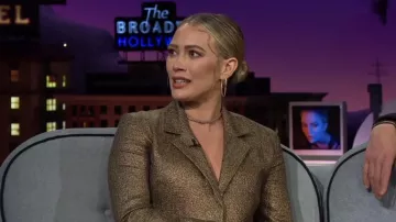 Boucles d’oreilles Gold Loop portées par Hilary Duff dans The Late Late Show avec James Corden