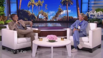 Chaussures en daim portées par Usher comme on le voit dans The Ellen DeGeneres Show