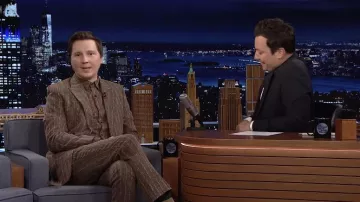 Veste blazer brune, pantalon et costume de chemise portés par Paul Dano dans The Tonight Show Starring Jimmy Fallon le 28 février 2022