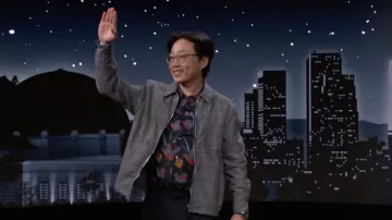 Chaqueta gris a cuadros de Harrington usada por Jimmy O. Yang como se ve en Jimmy Kimmel Live! en febrero 28, 2022