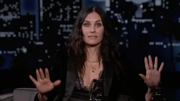 Collier pendentif Key Gold porté par Courteney Cox vu dans Jimmy Kimmel Live! sur février 28, 2022