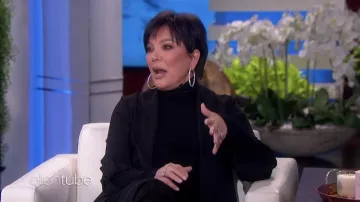 Pendientes de lazo usados por Kris Jenner como se ve en The Ellen DeGeneres Show