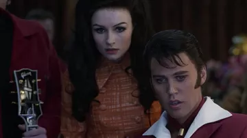 Chaqueta de vestido de tweed usada por Priscilla Presley (Olivia DeJonge) como se ve en la película de Elvis