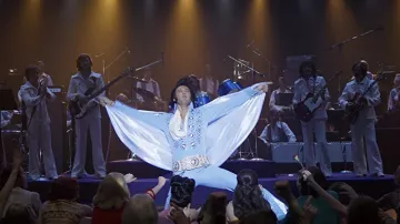 Traje de capa azul usado por Elvis Presley (Austin Butler) como se ve en el vestuario de la película elvis