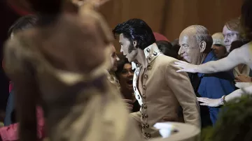 Traje blanco perla usado por Elvis Presley (Austin Butler) como se ve en la película de Elvis