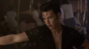 Camisa de manga corta de encaje negro usada por Elvis Presley (Austin Butler) como se ve en la película de Elvis