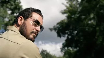 Gafas de sol de aviador usadas por Becker (Cole Hauser) como se ve en los atuendos de películas de Panamá
