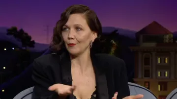 Boucles d’oreilles portées par Maggie Gyllenhaal comme on le voit dans The Late Late Show with James Corden le 28 février 2022