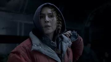 Chaqueta de parka roja usada por Noomi Rapace en el vestuario de la película Black Crab / Svart krabba
