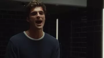 Chemise bleue portée par Nate Jacobs (Jacob Elordi) dans la garde-robe de la série télévisée Euphoria (saison 2 épisode 4)