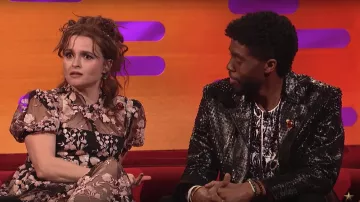 Robe fleurie en maille portée par Helena Bonham Carter dans The Graham Norton Show le 8/11/2019