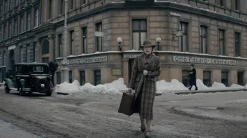 Chapeau de laine porté par Bunty (Victoria Yeates) comme on le voit dans la garde-robe du film Les Animaux Fantastiques: Les Secrets de Dumbledore